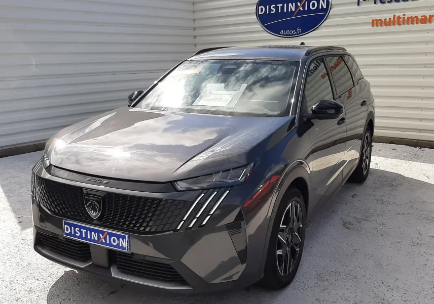 Peugeot 5008 Hybrid gris titane métal en 3/4 avant droit, avec calandre noire et phares LED distinctifs.