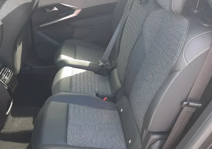 Vue intérieure côté droit des sièges arrière en tissu gris et cuir noir du Peugeot 5008 Hybrid 145ch Allure 2025.
