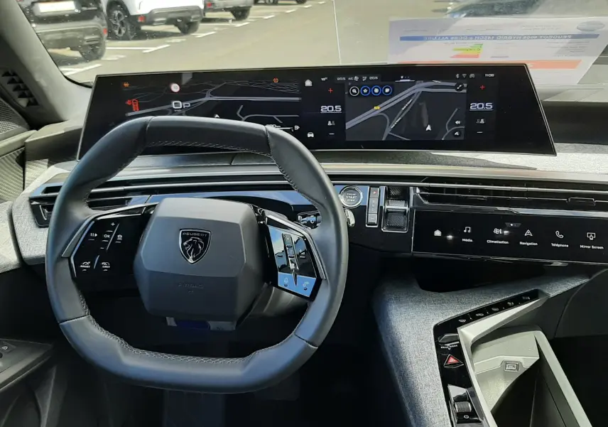 Vue intérieure du tableau de bord et volant du Peugeot 5008 Hybrid 145ch Allure 2025, avec écran numérique panoramique et finitions gris noir.