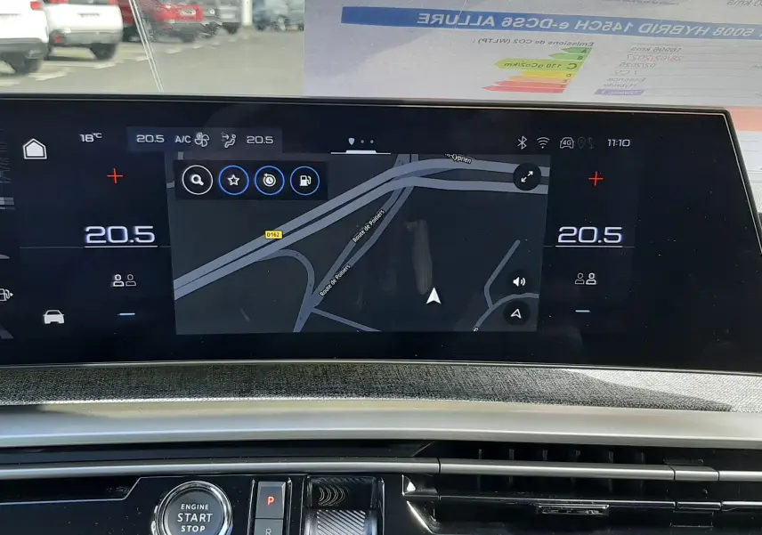 Tableau de bord du Peugeot 5008 Hybrid 145ch Allure 2025 avec écran tactile central affichant la navigation et commandes climatisation.