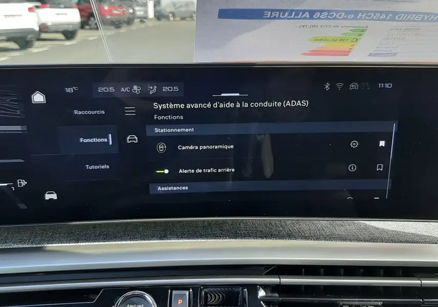 Vue intérieure du tableau de bord du Peugeot 5008 Hybrid 145ch Allure 2025, écran tactile affichant l'aide à la conduite.