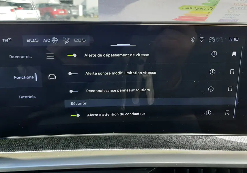 Écran tactile central du Peugeot 5008 Hybrid 145ch Allure 2025 affichant les options d'alerte de sécurité, intérieur gris noir.