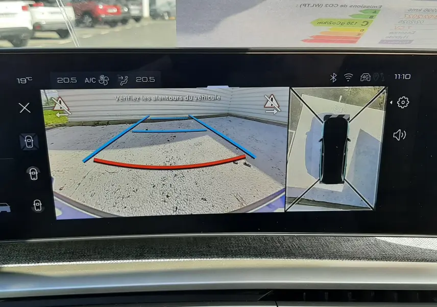 Écran multimédia du Peugeot 5008 hybride 2025 montrant la caméra de recul et la vue 360° intérieure.