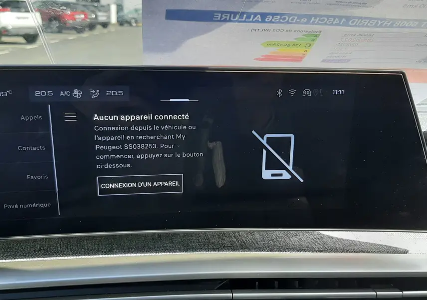 Vue intérieure du tableau de bord du Peugeot 5008 Hybrid 145ch Allure 2025, écran tactile affichant la connexion Bluetooth inactive.