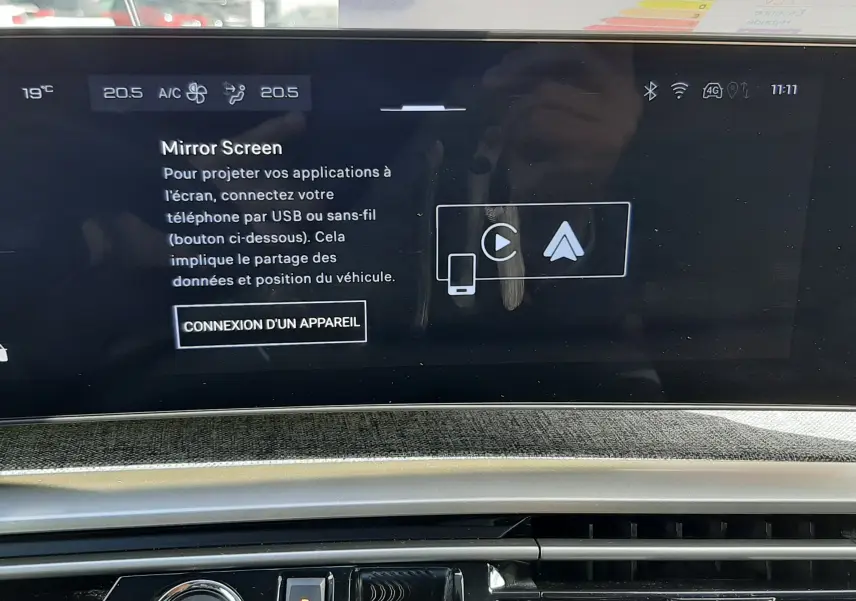 Vue rapprochée de l'écran tactile et de la console centrale du Peugeot 5008 Hybrid gris titane, avec bouton start/stop visible.