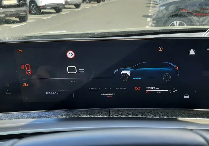 Vue du tableau de bord numérique du Peugeot 5008 Hybrid 2025, affichant l'autonomie, la vitesse et l'état du véhicule.