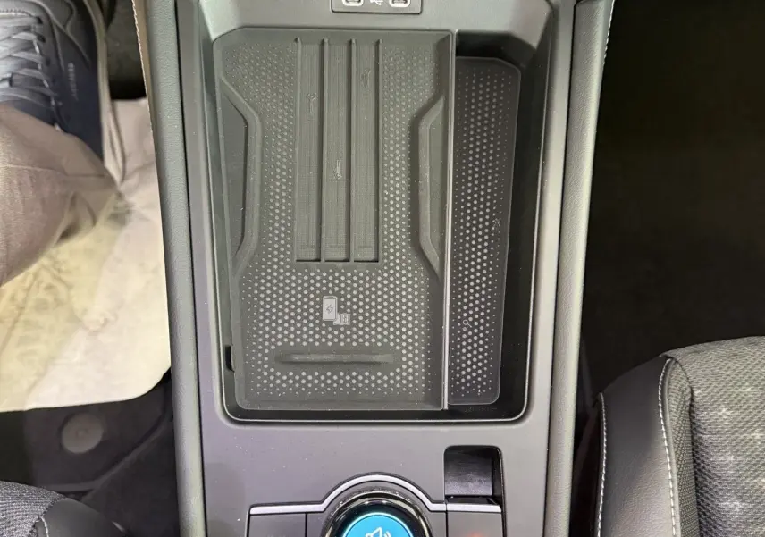 Vue plongeante sur la console centrale noire du Volkswagen T-Roc R-Line 2026 avec commandes tactiles et port USB.