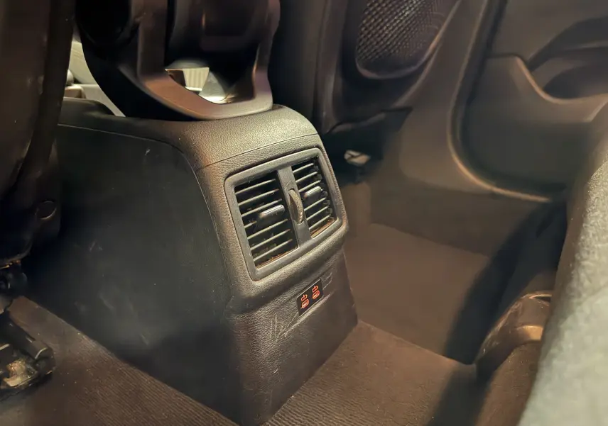 Conduit sur la console centrale arrière avec bouches d’aération et ports USB du BMW X1 noir 2019.