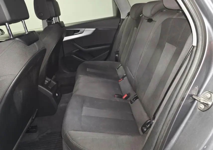Vue côté droit de la banquette arrière en tissu gris foncé de l'Audi A4 Avant 2018 avec appuis-tête réglables.