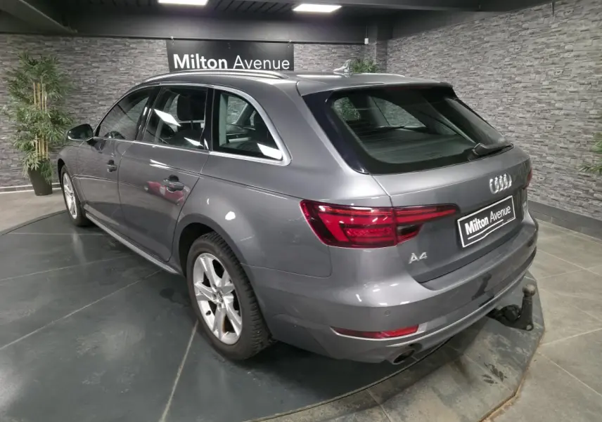 Audi A4 Avant gris métallisé vue 3/4 arrière droit avec jantes alu 17 pouces et crochet d'attelage visible