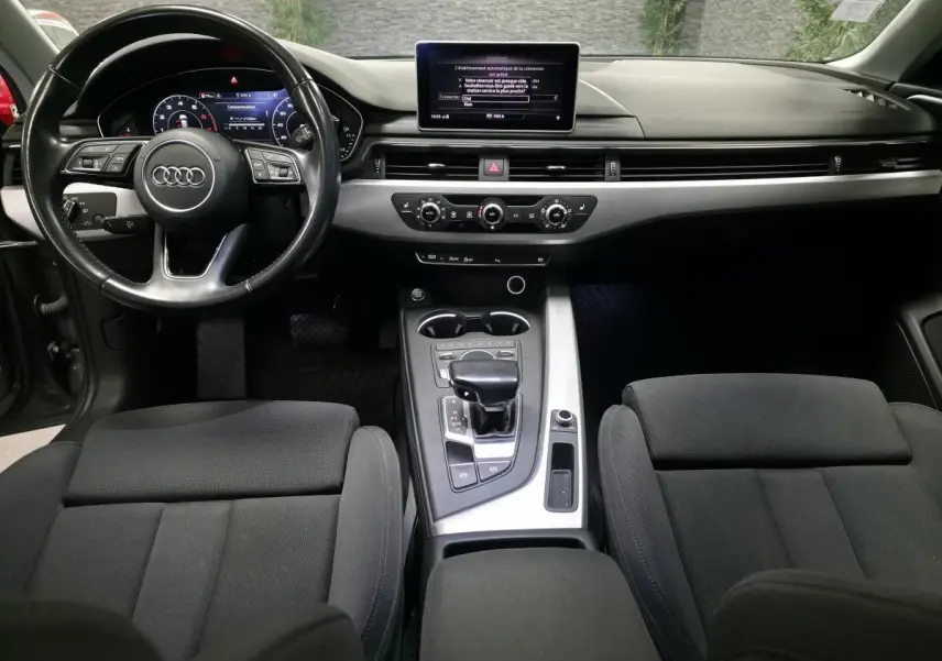 Intérieur de l'Audi A4 Avant 2.0 TFSI 2018, vue frontale du tableau de bord avec volant cuir et console centrale argentée.