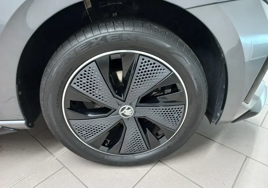 Gros plan sur la roue avant gauche de la Skoda Scala 1.5 TSI 150 DSG7 Monte-Carlo gris graphite avec jante noire au design perforé.