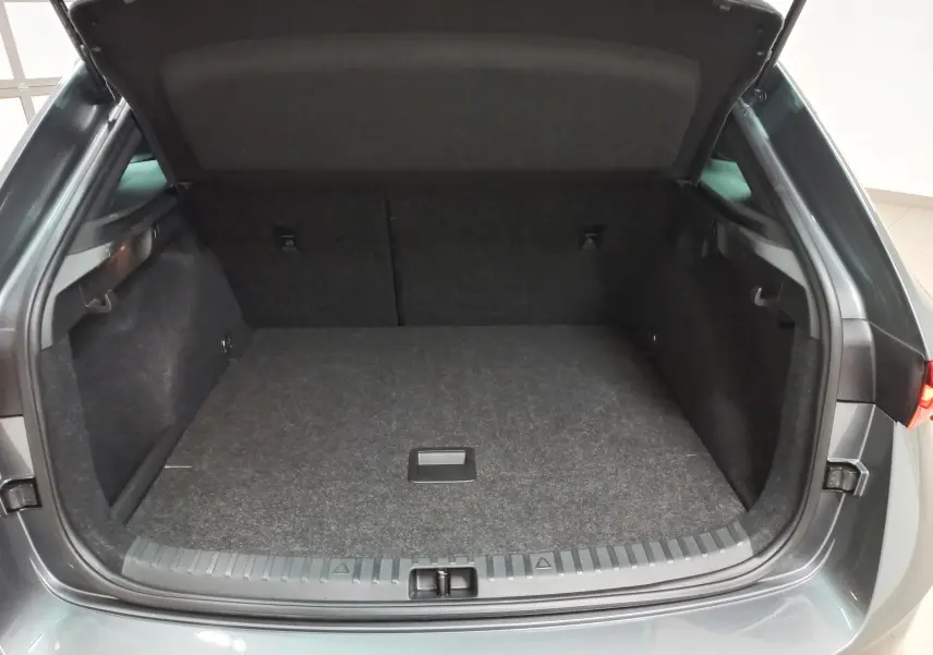 Coffre ouvert vu de l'arrière d'une Skoda Scala 2025 gris graphite, avec double plancher et finition Monte-Carlo.