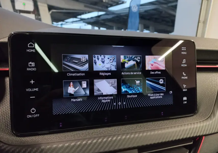 Écran tactile central du tableau de bord de la Skoda Scala 1.5 TSI Monte-Carlo avec interface multimédia active.