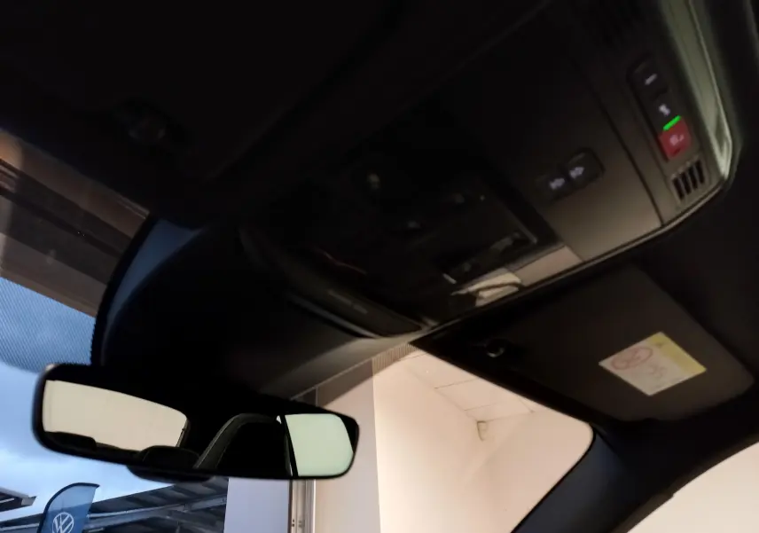 Vue intérieure du toit et du rétroviseur central d'une Skoda Scala 1.5 TSI 150 DSG7 Monte-Carlo gris graphite.