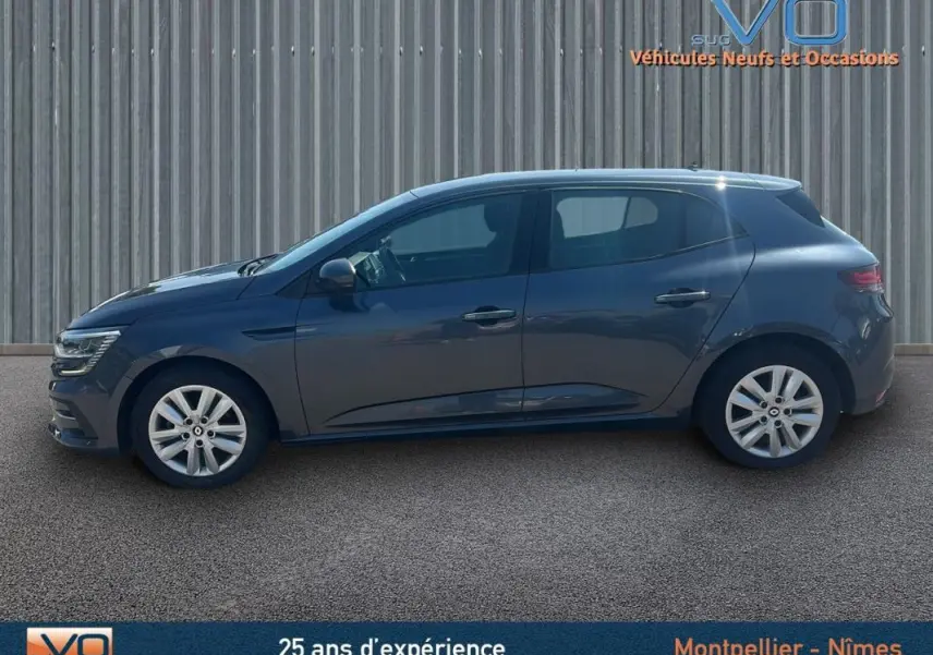 Profil côté gauche de la Renault Mégane IV Berline gris 2020, avec jantes 16 pouces et rétroviseurs électriques rabattables.