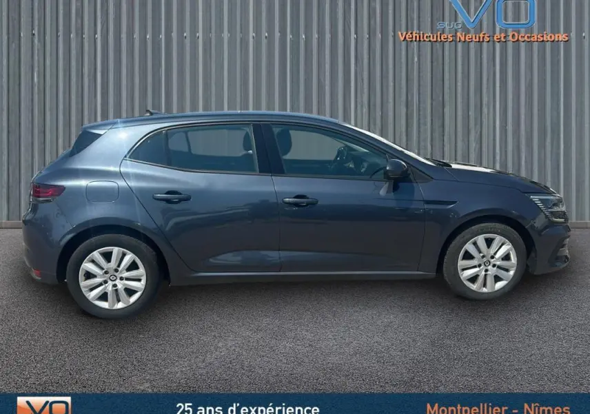 Profil côté droit d'une Renault Mégane IV Berline gris métallisé, avec jantes 16 pouces et rétroviseurs noirs.