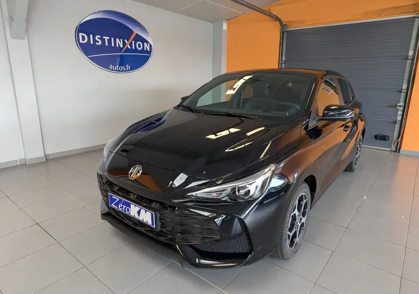 Vue 3/4 avant droite de la MG3 1,5 HYBRID+ 195cv Luxury noire Pebble Black en showroom avec jantes bi-ton.