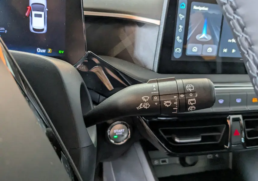 Gros plan sur la manette d’essuie-glace côté gauche du tableau de bord du MG3 1,5 Hybrid+ Luxury noir avec écran tactile et bouton start visible.
