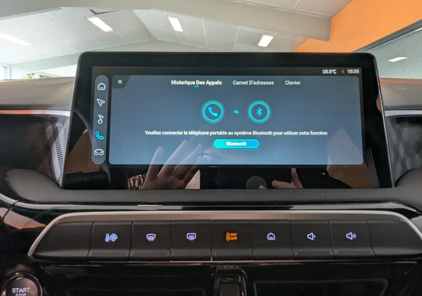 Écran tactile central du tableau de bord du MG3 1,5 HYBRID+ 195cv Luxury affichant la connexion Bluetooth.