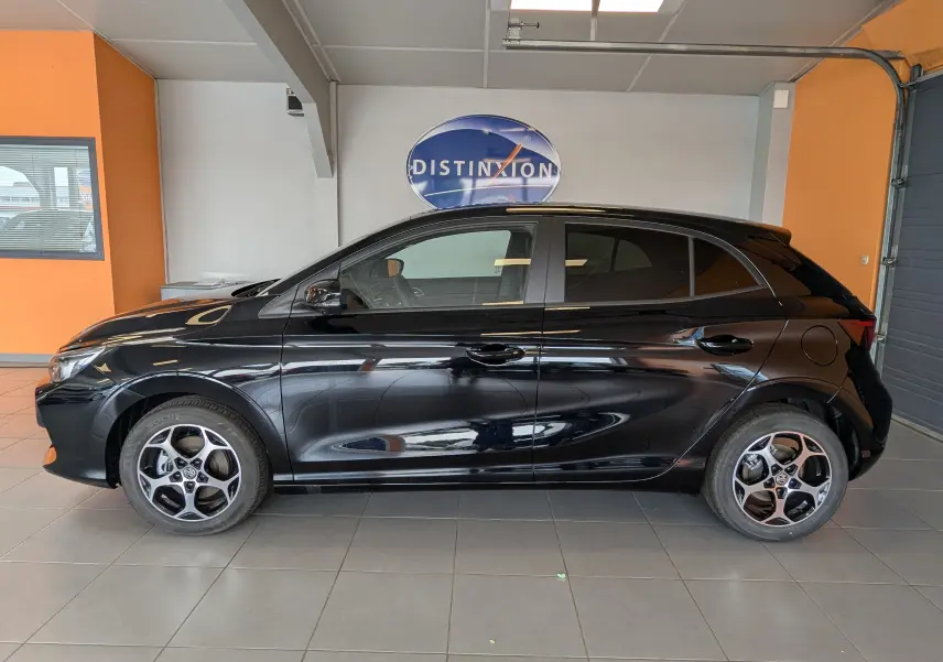 Vue de profil côté gauche d’une MG3 1,5 HYBRID+ 195cv Luxury noire Pebble Black avec jantes bi-ton en showroom.