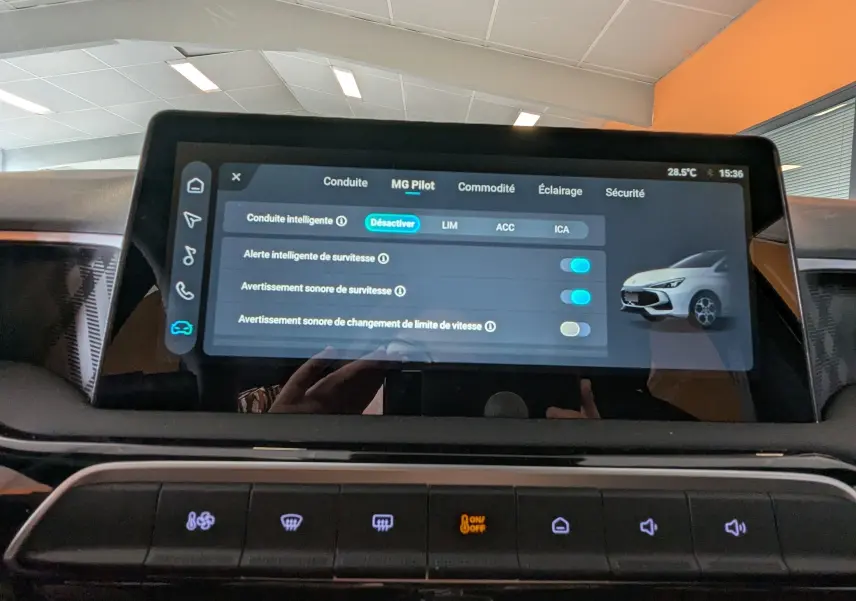 Écran tactile central de la MG3 1,5 HYBRID+ 195cv Luxury affichant les réglages du système MG Pilot en intérieur.