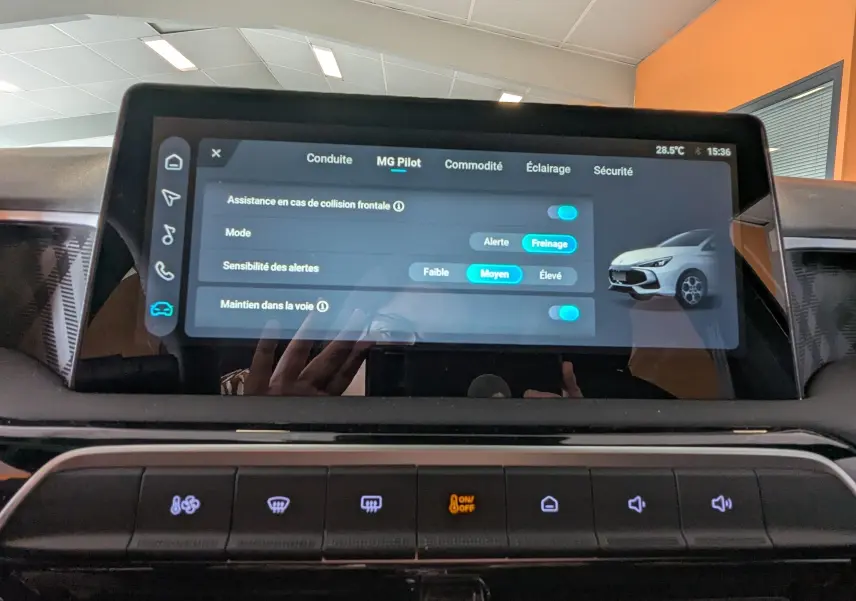 Écran tactile central de la MG3 1,5 HYBRID+ 195cv Luxury affichant les réglages d’assistance à la conduite, intérieur noir.