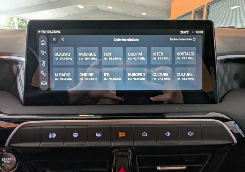 Écran tactile central du tableau de bord du MG3 1,5 HYBRID+ 195cv Luxury en Pebble Black, affichant la liste des stations radio.