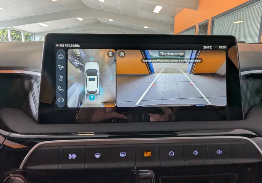 Écran central du MG3 2026 montrant la caméra 360° et la vue arrière en intérieur avec tableau de bord noir.