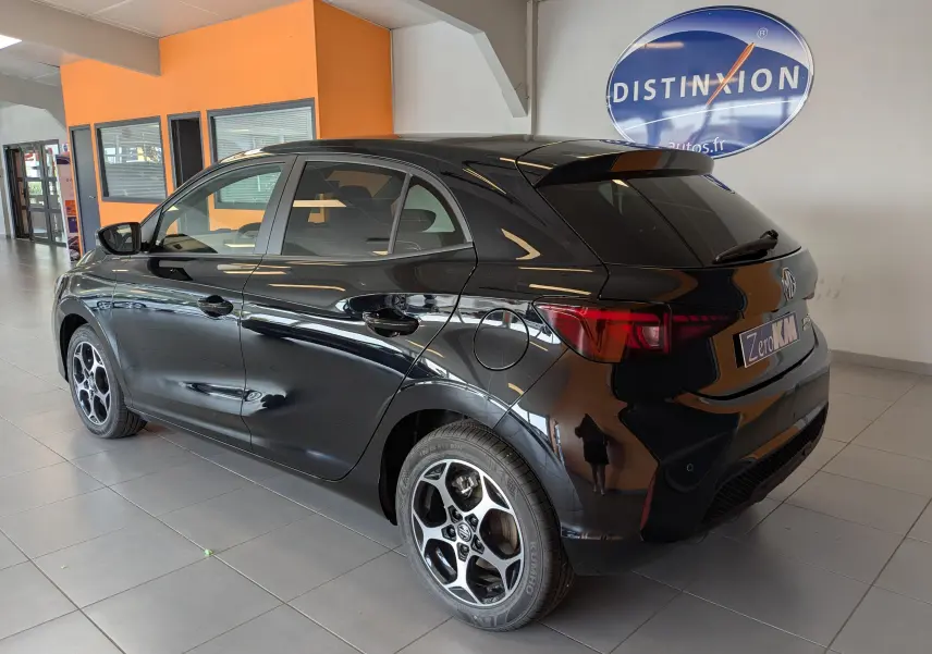 Vue 3/4 arrière droite d'une MG3 1,5 HYBRID+ 195cv Luxury noire Pebble Black en showroom avec jantes bi-ton.