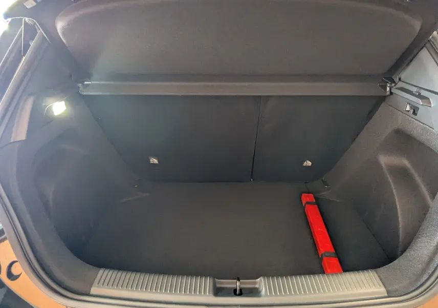 Coffre ouvert vu de face du MG3 1,5 HYBRID+ 195cv Luxury en Pebble Black, intérieur noir avec triangle de sécurité rouge.