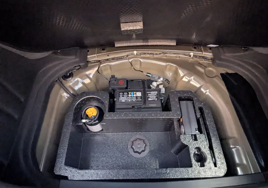 Coffre ouvert montrant la batterie et le rangement d’outils du MG MOTOR MG3 1,5 HYBRID+ 195cv en couleur Pebble Black.