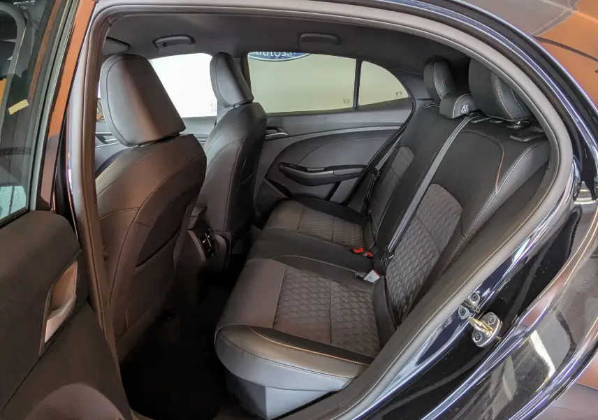 Vue intérieure côté droit des sièges arrière en tissu noir et cuir sur MG MOTOR MG3 1,5 HYBRID+ 195cv Luxury 2026 PEEBLE BLACK.