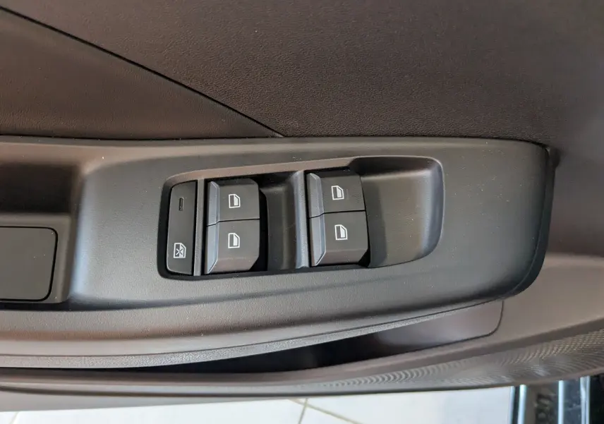 Gros plan sur les commandes des vitres électriques côté gauche de la porte d’une MG3 1,5 HYBRID+ 195cv Luxury noire.