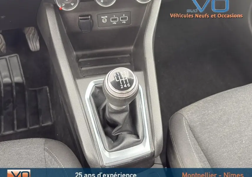 Gros plan sur la boîte manuelle de la Renault Clio V Blue dCi 85 Business, intérieur gris avec console centrale noire.