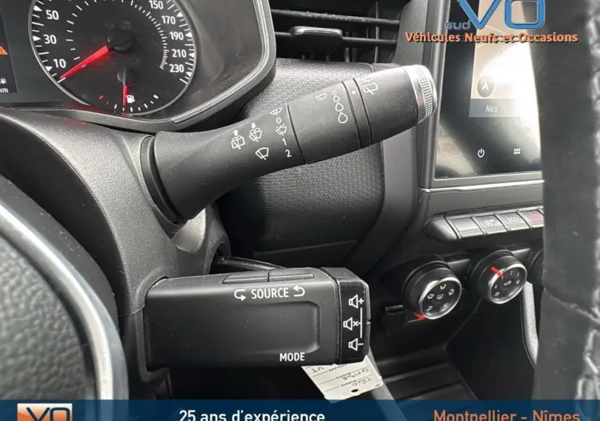 Vue rapprochée du tableau de bord et commandes de la Renault Clio V Blue dCi 85 Business, intérieur noir.