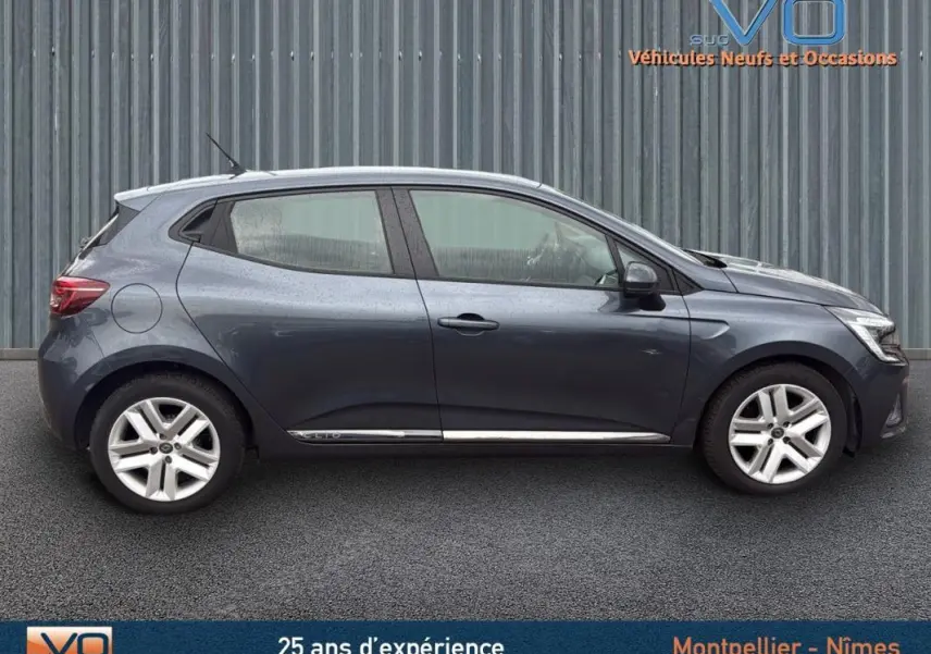 Profil côté gauche de la Renault Clio V Blue dCi 85 Business gris foncé 2020, avec jantes alliage et lignes épurées.