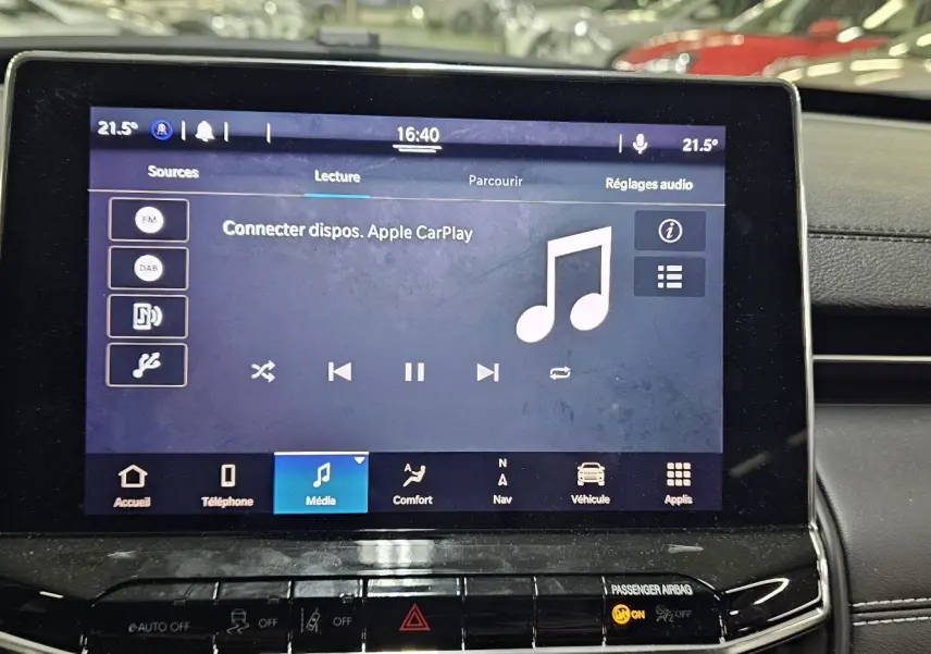 Écran tactile multimédia du Jeep Compass noir 2023 affichant les options Apple CarPlay et commandes audio.