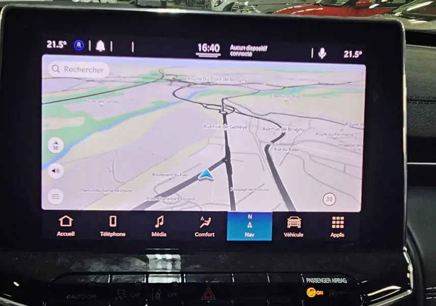Écran tactile central du Jeep Compass 2023 affichant la navigation avec carte et options multimédia en intérieur noir.