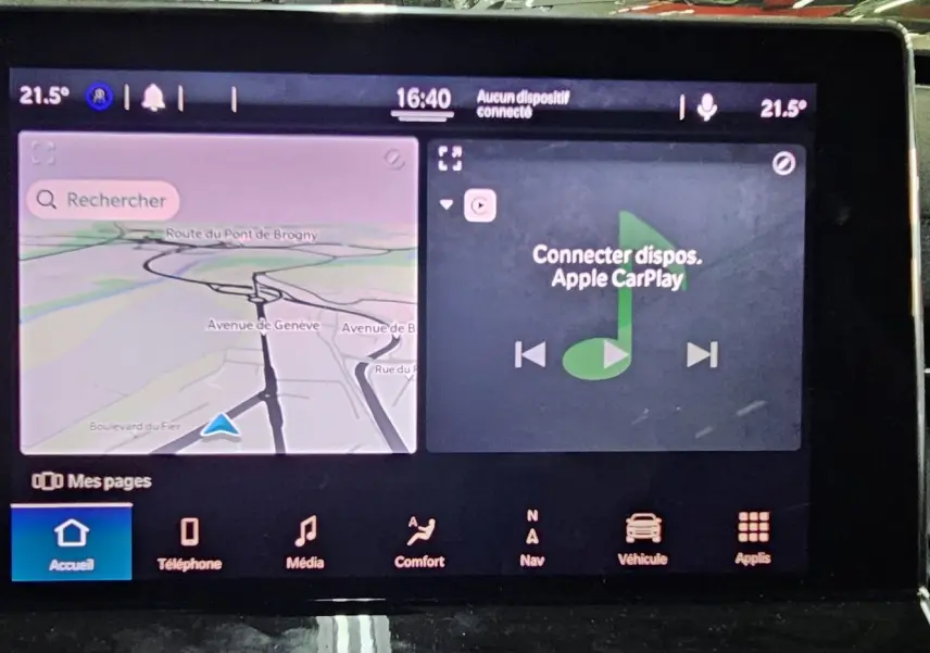 Écran tactile central du tableau de bord du Jeep Compass 2023 affichant la navigation et Apple CarPlay.