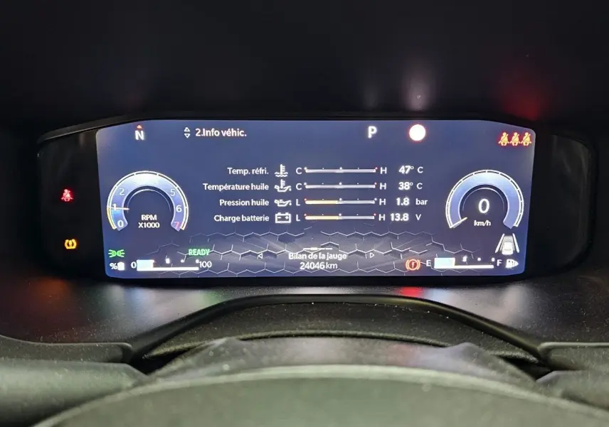 Affichage numérique du tableau de bord du Jeep Compass 2023 montrant les jauges et informations moteur en veille.