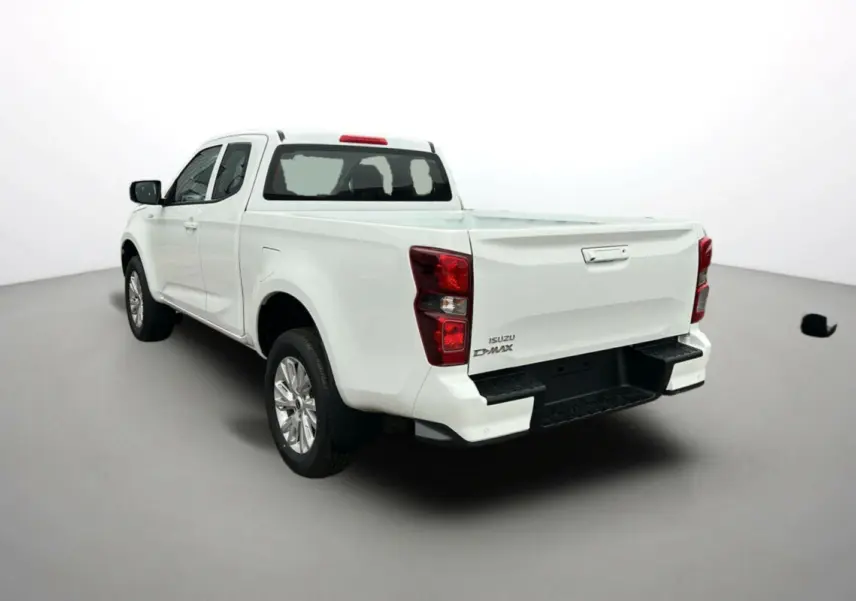 Vue 3/4 arrière droite d'un pick-up Isuzu D-MAX Splash White avec cabine Space Cab et jantes alu 18 pouces.
