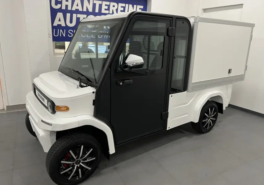 Vue 3/4 avant droit du Liberty L7e H2 Cargo blanc avec porte noire et jantes alu 13 pouces noires à motifs argentés.