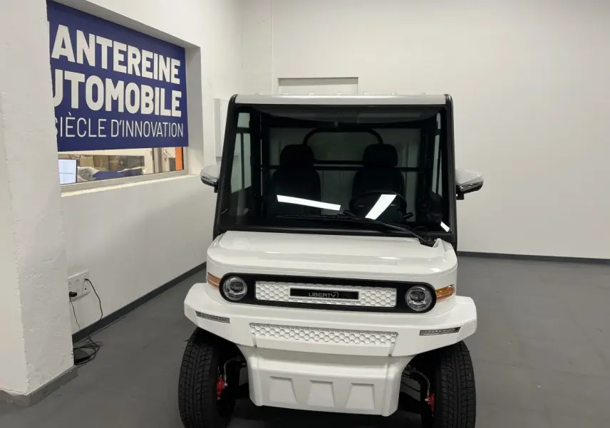 Vue de face du Liberty L7e H2 Cargo blanc 2025 avec éclairage LED et jantes alu 13 pouces visibles.