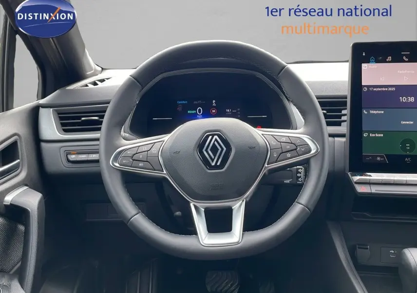 Vue frontale du volant et tableau de bord du Renault Captur E-Tech gris Cassiopée avec écran tactile et commandes au volant.