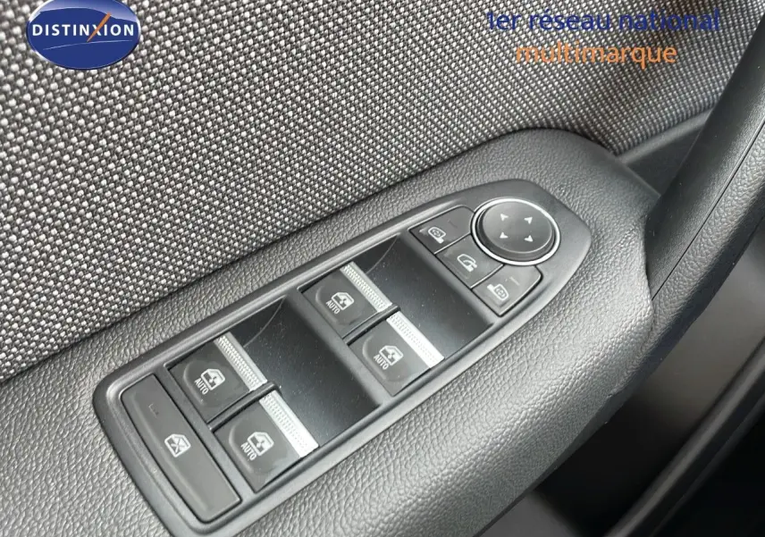 Commande des vitres électriques et réglage des rétroviseurs sur la porte côté conducteur d'un Renault Captur.