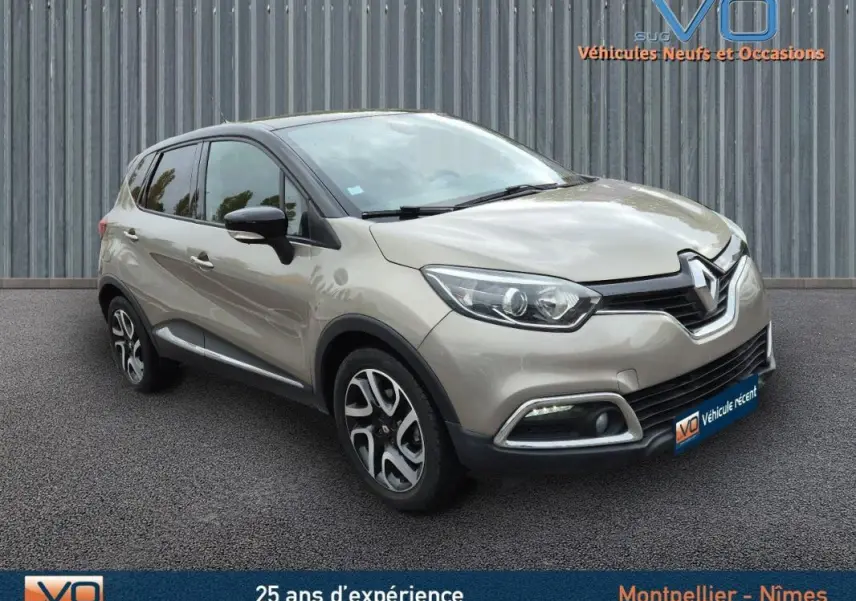 Renault Captur gris en 3/4 avant droit, avec jantes alliage 17 pouces et vitres surteintées visibles.