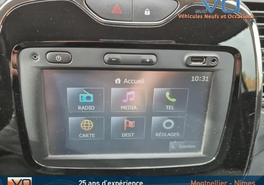 Écran tactile central du Renault Captur gris 2014 affichant le menu principal avec options radio, média et téléphone.