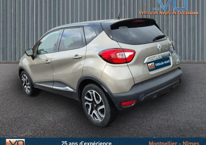 Vue 3/4 arrière droite d'un Renault Captur gris avec jantes alliage 17 pouces et vitres surteintées.