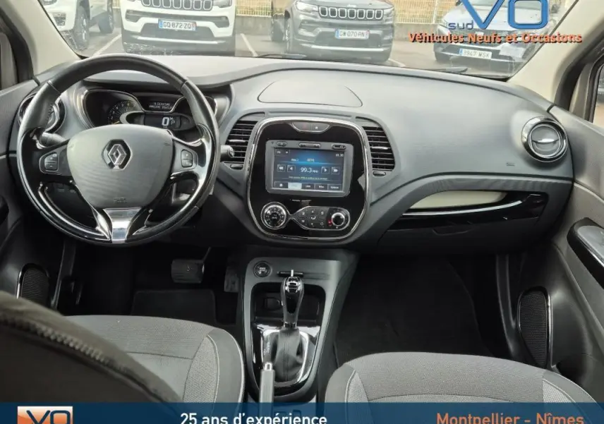 Intérieur noir du Renault Captur TCe 120 Intens 2014 vu de face, avec écran tactile et volant cuir.